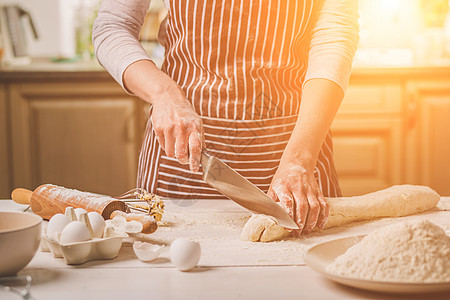 近视两个女人的手切刀子食物面团传统围裙手工厨房清洁度面包女性饼干图片