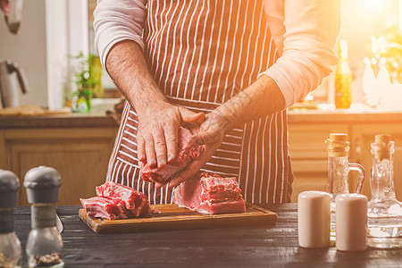 准备晚餐 肉类牛肉 里脊肉的烹饪 加工 男人的手腌肉撒上盐 胡椒市场桌子牛扒香料食物男性美食烧烤厨房草药图片