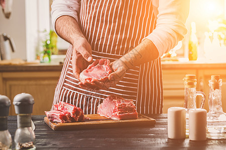 准备晚餐 肉类牛肉 里脊肉的烹饪 加工 男人的手腌肉撒上盐 胡椒鱼片草药市场烧烤厨房屠夫食物牛扒桌子美食图片