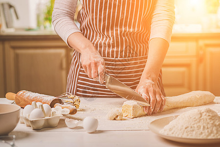 近视两个女人的手切刀子食物厨师女性面粉面包饺子烘烤成人清洁度手工图片