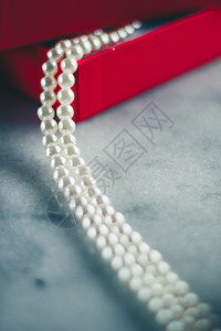 红色礼盒中的精美珍珠 奢华礼物  珠宝和她风格概念的奢华礼物展示宝石庆典钻石首饰魅力婚礼宝藏吊坠项链图片
