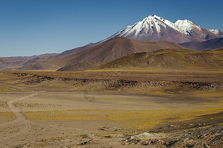 阿塔卡马沙漠的泥土路 智利 南美洲火山干旱地貌假期旅游爬坡国际蓝色气候地标山路乡村天空图片