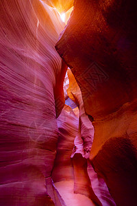 阳光照亮的羚羊狭缝峡谷 佩奇 亚利桑那州 美国风景气候岩石地标砂岩文化紫色摄影橙色荒野图片