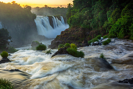 伊瓜苏瀑布戏剧性地貌 来自南美阿根廷方面气候目的地岩石森林瀑布地方石头天空国家溪流背景