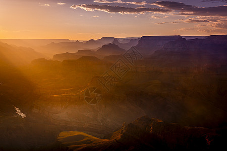 美国亚利桑那州日落时 南边大峡谷和科罗拉多河金色摄影侵蚀风景山沟岩石山脉国际目的地地标图片