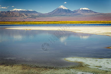 智利阿塔卡马沙漠日落时火山景观和盐湖反射摄影风景山脉盐滩草原气候目的地晴天荒野天空图片