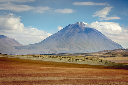 Licancabur火山景观是玻利维亚安第斯的阿塔卡马沙漠图片