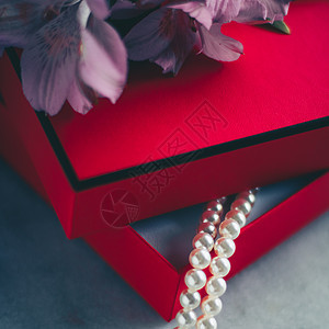 红色礼盒中的精美珍珠 奢华礼物  珠宝和她风格概念的奢华礼物魅力手镯展示项链钻石财富婚礼金属宝石戒指图片