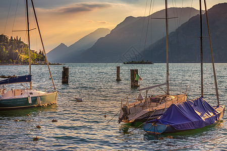 意大利 加尔达岛海岸线和带帆船的地中海村意大利金色海滩风景旅游假期城市蓝色码头航海港口图片