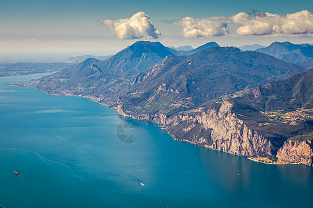 位于意大利马尔塞辛州Monte Baldo岛的Garda湖别墅鸟瞰图摄影海滩假期帆船城市风景文化表面图片