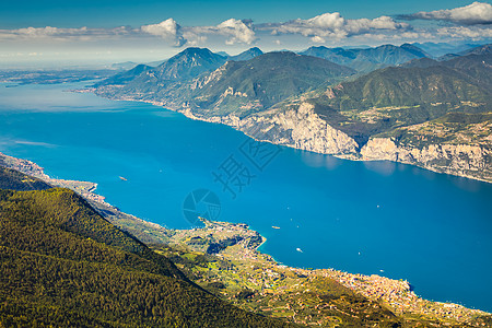 位于意大利马尔塞辛州Monte Baldo岛的Garda湖全景表面天空海滩别墅帆船假期爬坡晴天文化图片