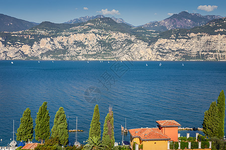 北意大利马尔塞辛州加尔达湖沿岸背景图片