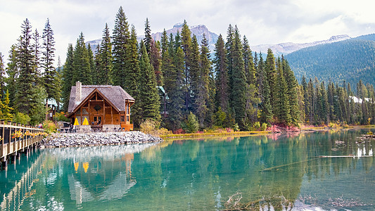 翡翠湖 Yoho 国家公园加拿大不列颠哥伦比亚加拿大 加拿大落基山脉美丽的湖泊假期旅行森林国家公园独木舟娱乐皮艇高山反射图片