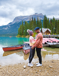 翡翠湖 Yoho 国家公园加拿大不列颠哥伦比亚加拿大 加拿大落基山脉美丽的湖泊独木舟高山娱乐假期国家游客夫妻森林男人旅行图片