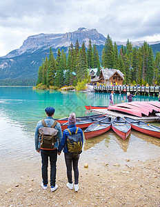 翡翠湖 Yoho 国家公园加拿大不列颠哥伦比亚加拿大 加拿大落基山脉美丽的湖泊旅行独木舟游客男人公园夫妻森林女性高山国家图片