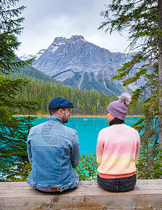 翡翠湖 Yoho 国家公园加拿大不列颠哥伦比亚加拿大 加拿大落基山脉美丽的湖泊独木舟皮艇反射森林娱乐假期高山旅行公园旅游图片