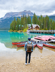 翡翠湖 Yoho 国家公园加拿大不列颠哥伦比亚加拿大 加拿大落基山脉美丽的湖泊高山旅行游客森林男人背包皮艇独木舟旅游娱乐图片