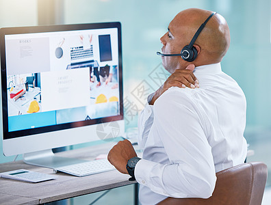 在计算机上工作时 压力大 背痛的呼叫中心代理会拉伸坏 紧张或酸痛的肌肉 疲惫的销售代表或支持顾问加班或长时间坐在办公桌前的背后图片