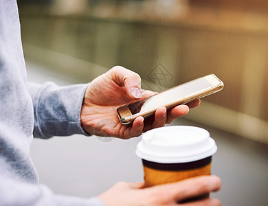 咖啡和社交媒体的分类 一个男人使用他的手机 在户外喝咖啡图片