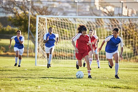 运动队 女子足球和在比赛场上踢球 足球 比赛和运动女性青少年团体在草地上玩游戏 适合的青少年在学校锦标赛中竞争赢得比赛图片