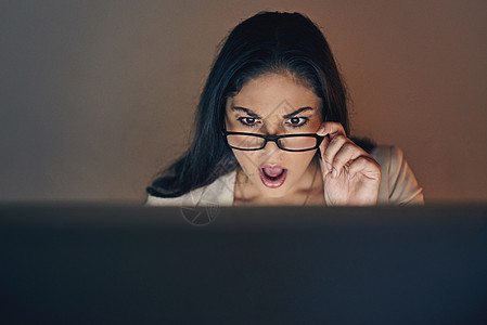 我还没准备好看到这个 一个年轻的女商务人士 使用电脑 在工作深夜看着很震惊的表情图片
