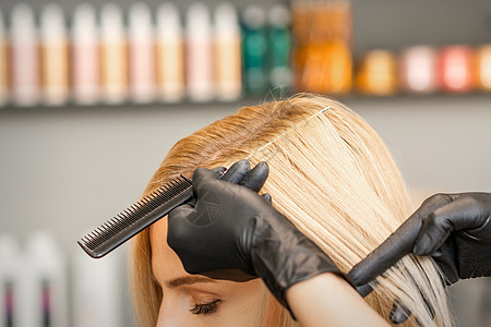 理发师的手梳女头发成人造型师剪发治疗女孩金发职业刷子喜悦发型图片