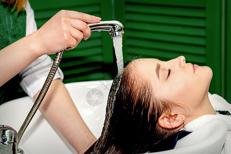 女人在沙龙洗头发洗涤理发理发师眼睛成人温泉卫生服务造型师女孩们图片