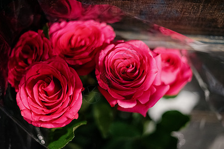 鲜花店的红玫瑰 花店的花朵 设计花店和送货粉色繁荣植物绿色礼物红色玫瑰花束店铺香气图片