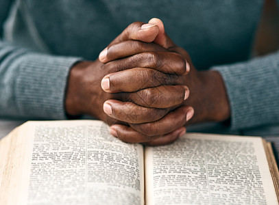 把你的担心变成祈祷 一个无法辨认的人在读一本书图片