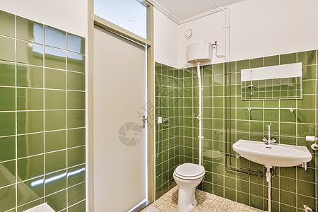 内有带浴浴缸的小厕所镜子卫生洗澡洗手间财产陶瓷角落玻璃卫生间淋浴图片