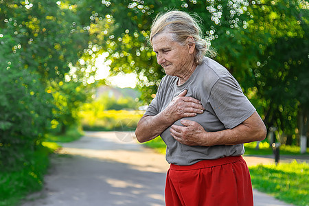 外婆在路上伤心 有选择的专注中风攻击退休药品痛苦卫生压力女性老年祖母图片