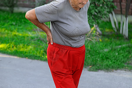 外婆在路上伤了她 有选择的专注脊柱炎症背痛女性肌肉横幅疼痛老人成人姿势图片