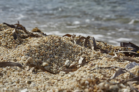 沙子里有地中海的石块海洋阳光蓝色支撑沿海天空海滩海岸石头假期图片