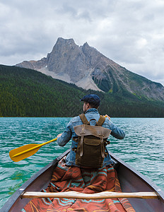 加拿大艾伯塔省幽鹤国家公园秋天的翡翠湖 加拿大翡翠湖边的男人风景高山娱乐顶峰桨板荒野山脉冒险假期旅行图片