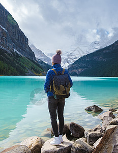 路易斯班夫湖国家公园 加拿大落基山湖公园冰川森林女性假期反射高山风景晴天国家图片
