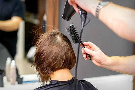 女人棕色头发的发丝干枯商业客厅刷子护理发型烘干职业吹风机治疗成人图片
