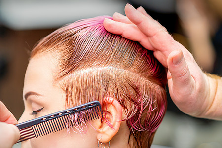 理发师做短粉红色发型剪发发型师职业商业魅力成人护理工具客厅女孩图片