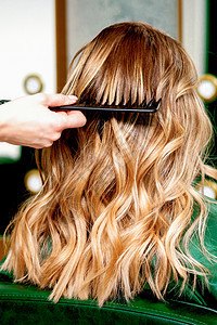 头发梳理机梳理着女人的卷状发型女孩头发体积刷子沙龙成人卷曲女性理发师女士图片