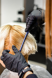 女短发梳理机女士理发敷料理发店沙龙顾客工作发型师淋浴梳理图片