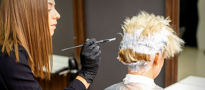 短发女理发师发型染料金发职业客厅染色客户商业造型师美容师图片