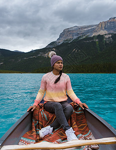 加拿大艾伯塔省幽鹤国家公园秋天的翡翠湖 加拿大翡翠湖边的男人森林山脉假期皮艇独木舟旅行自由风景高山顶峰图片