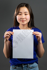 穿着白色A4纸海报的漂亮亚洲女孩 复制空间 长发在工作室背景上的笑角女郎木板蓝色学生微笑管理人员人士广告笔记推介会快乐图片