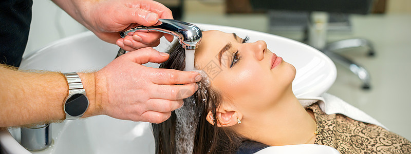 发型师开始洗头发闲暇治疗女孩女性沙龙淋浴女士护理润肤理发师图片