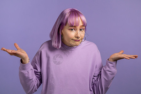 冷漠不确定的女人做出我不知道的手势 无能为力 困难的问题概念 紫色工作室背景上染成紫色头发的女孩图片