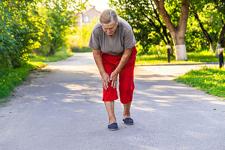 外婆在路上膝盖受伤了 有选择的专注疾病治疗伤害疼痛风湿病肌肉女士肌腱老年病人图片