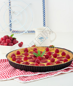 白桌上有红草莓和果的圆椰子白色糕点水果桌子圆形甜点蛋糕红色烹饪绿色图片