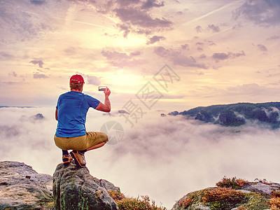 博客用智能手机拍摄秋日山落山博主自由展示休息便利爬坡观光登山者照片团体图片