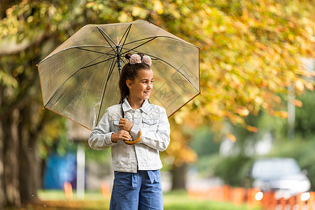 秋天公园带雨伞的女童淋浴花园靴子女孩水坑衣服孩子们雨衣幸福天气图片