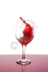 红酒喷洒的杯子孤立无援器皿高脚杯水晶运动液体漩涡行动酒厂庆典飞溅图片