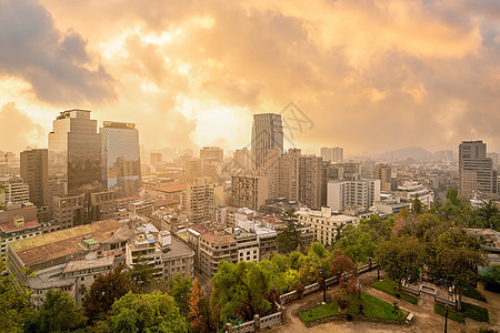 圣地亚哥市下城智利城市景象天线建筑物摩天大楼山脉日落住宅建筑学旅行天际全景爬坡图片